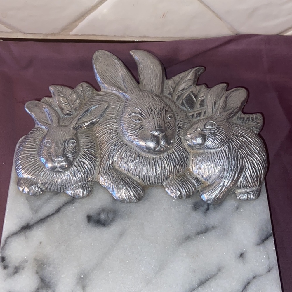 Rare Vintage Arthur Court Bunnies white Marble Cheese Tray with cheese c… - Picture 2 of 11